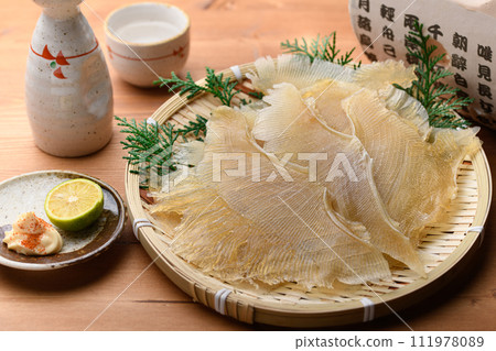 美味魟魚鰭(木紋背景) 美味魟魚鰭(木紋背景) 111978089