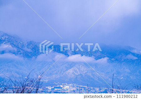 [冬季素材]冬季的松本平和雲霧繚繞的北阿爾卑斯山[長野縣] 111980212