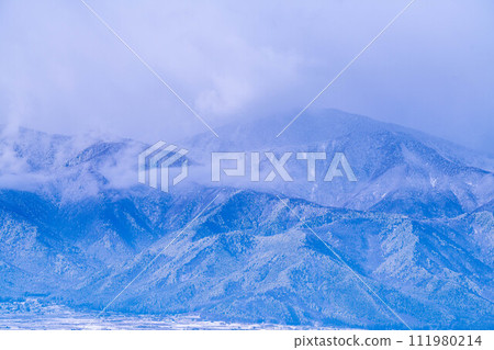 [冬季素材]冬季的松本平和雲霧繚繞的北阿爾卑斯山[長野縣] 111980214