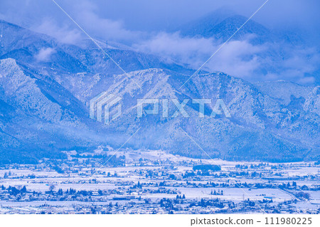[Winter material] Matsumotodaira in winter and the Northern Alps covered in clouds [Nagano Prefecture] 111980225