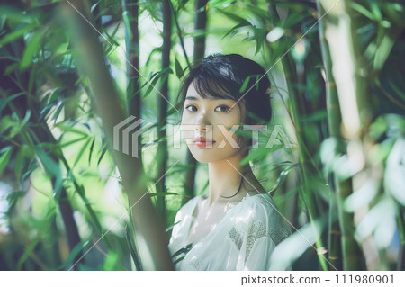 一個女孩站在竹林裡的肖像 111980901