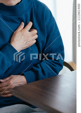 有心臟病的高級婦女 111981400
