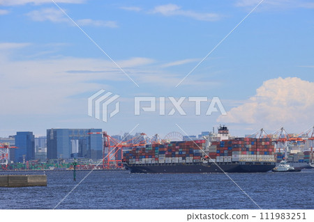 Large container ship entering Tokyo Port; Cargo ship entering port 111983251