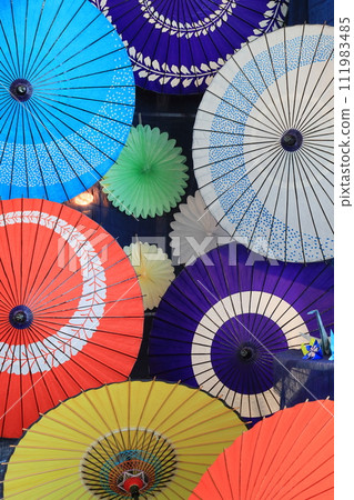 日本雨傘展示-色彩繽紛的日本雨傘 111983485