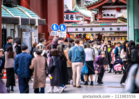 日本東京市容非常擁擠...淺草寺擠滿了比冠狀病毒爆發前更多的外國遊客...還看到老年人=2月18日 111983556