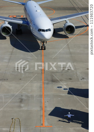 Marshaler who guides passenger planes Ground handling 111983720