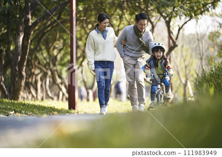 asian family enjoying outdoor activity in city park asian family enjoying outdoor activity in city park 111983949