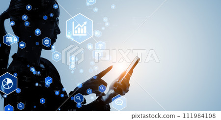 使用智慧型手機和數位科技的女性 111984108