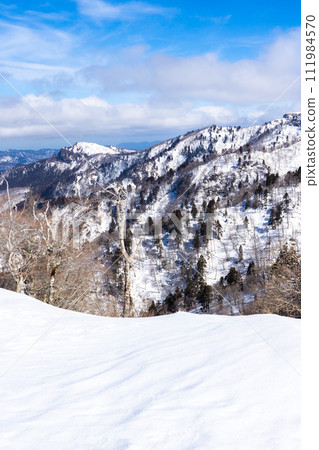 兵庫縣最高峰兵庫山，雪山登山。兵庫山山脊線的景色 111984570