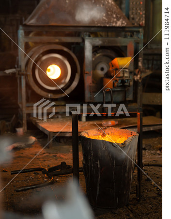 Foundry ladle with molten metal in workshop of metallurgical plant 111984714