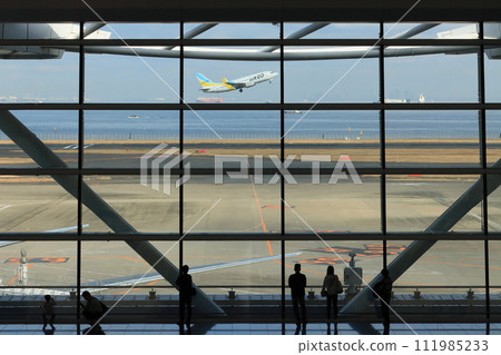 羽田機場第 2 航廈國際大廳 女性看飛機 男女 111985233