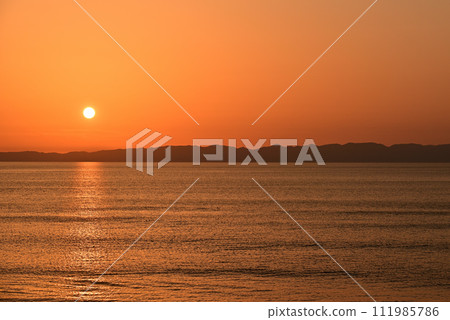 佐渡島上空的日落 佐渡島上空的日落 111985786