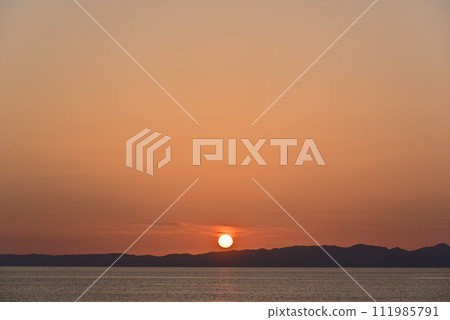 佐渡島上空的日落 佐渡島上空的日落 111985791