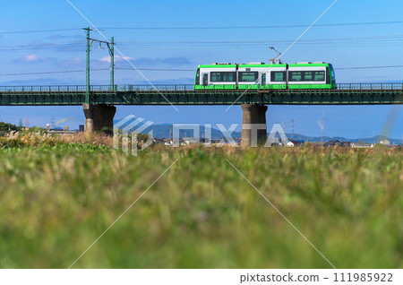 跨越遠賀川的築豐電鐵5000型 跨越遠賀川的築豐電鐵5000型 111985922