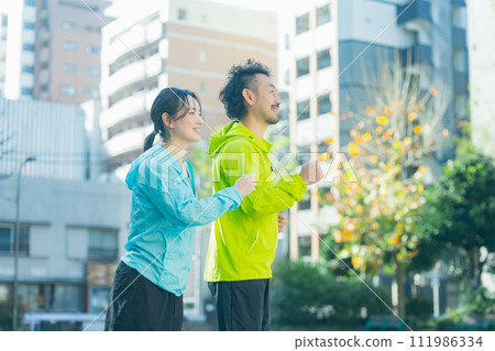 女人和男人慢跑 111986334