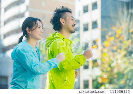 女人和男人慢跑 111986335