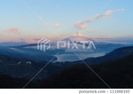富士山、日出的壯麗景色、代觀山 111986395