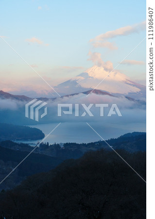 日出時富士山的壯麗景色 111986407