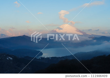 從代官山觀景台欣賞富士山壯麗的日出景色 111986409