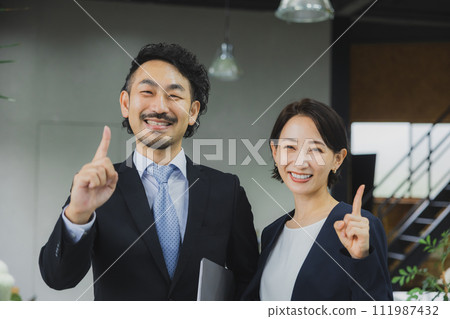 中型商人和女性 中型商人和女性 111987432