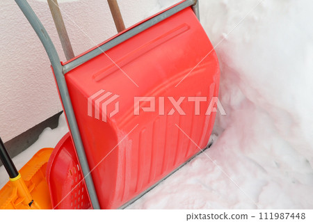 雪堆、鏟子、除雪、雪、冬天、除雪、鏟雪、北方國家、降雪、戶外、工具、工作、生活方式 雪堆、鏟子、除雪、雪、冬天、除雪、鏟雪、北方國家、降雪、戶外、工具、工作、生活方式 111987448