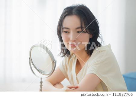 A young woman feels her skin become more moisturized 111987706