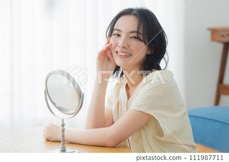 一位年輕女子感到皮膚濕潤 一位年輕女子感到皮膚濕潤 111987711