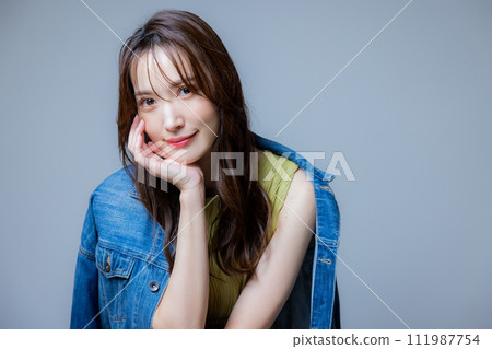 long hair woman 111987754