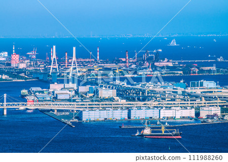 Japan's Yokohama cityscape View of the trading hub Daikoku Pier, Kawasaki, Ogishima, etc. SPRING HONOR is in the foreground Japan's Yokohama cityscape View of the trading hub Daikoku Pier, Kawasaki, Ogishima, etc. SPRING HONOR is in the foreground 111988260
