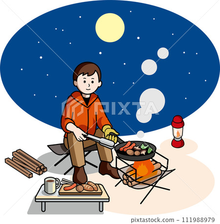 一名男子在夜間營地做飯 111988979