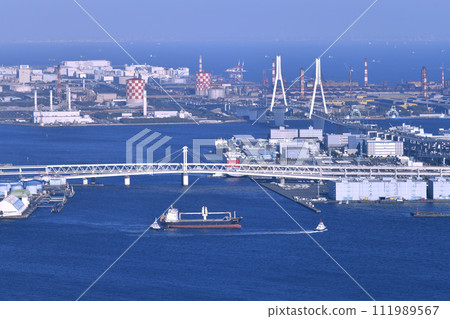 Japan's Yokohama cityscape View of the trading hub Daikoku Pier, Kawasaki, Ogishima, etc. SPRING HONOR is in the foreground Japan's Yokohama cityscape View of the trading hub Daikoku Pier, Kawasaki, Ogishima, etc. SPRING HONOR is in the foreground 111989567