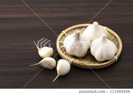 大蒜放在深色木質背景的托盤中 大蒜放在深色木質背景的托盤中 111989589