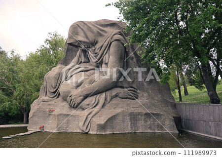 sculpture on the square of sorrow on Mamayev Kurgan in Volgograd, Russia 111989973