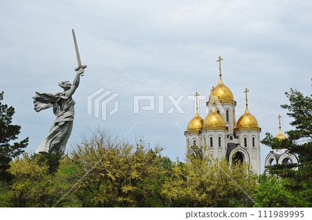 monument "motherland calls" and the church on Mamayev Kurgan in Volgograd, Russia 111989995