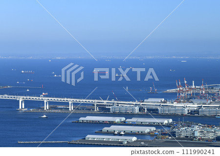 日本橫濱城市景觀。從橫濱一側海上航行的油輪的景色。前景是山下碼頭。 （千葉在螢幕後面） 111990241