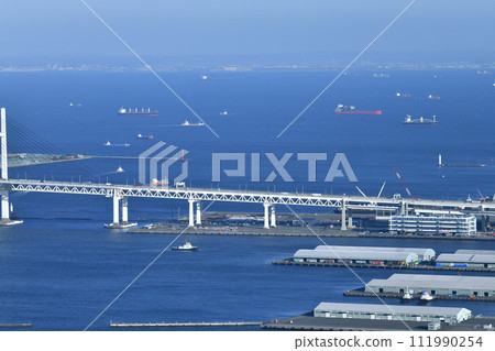 日本橫濱城市景觀。從橫濱一側海上航行的油輪的景色。前景是山下碼頭。 (千葉在螢幕後面) 日本橫濱城市景觀。從橫濱一側海上航行的油輪的景色。前景是山下碼頭。 (千葉在螢幕後面) 111990254