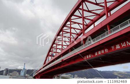 Pass through the red bridge 111992469