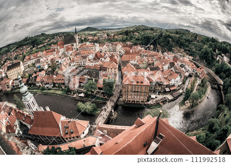 Panoramic view of the historic city of Cesky Krumlov with famous Cesky Krumlov Castle. Cesky Krumlov, Czech Republic 111992518