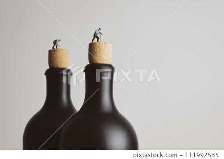 Retro-style people open up a black bottle Retro-style people open up a black bottle 111992535