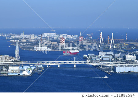 日本橫濱市景，俯瞰離開大黑碼頭（右）的汽車船維多利亞高速公路、扇島等。 111992584