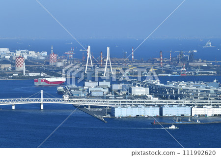 日本橫濱市景，俯瞰離開大黑碼頭（右）的汽車船維多利亞高速公路、扇島等。 111992620