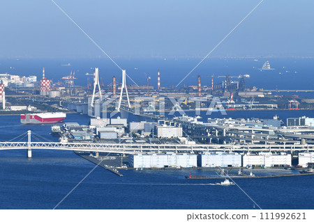 日本橫濱市景，俯瞰離開大黑碼頭（右）的汽車船維多利亞高速公路、扇島等。 111992621
