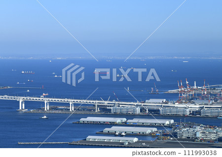 Japan's Yokohama cityscape from the Yokohama side - tankers sailing on the sea and VICTORIA HIGHWAY (departing from Daikoku Pier) 111993038