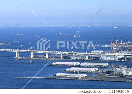 從橫濱一側看日本橫濱城市景觀 - 海上航行的油輪和維多利亞高速公路（從大黑碼頭出發） 111993039
