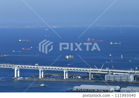 從橫濱一側看日本橫濱城市景觀 - 海上航行的油輪和維多利亞高速公路（從大黑碼頭出發） 111993040