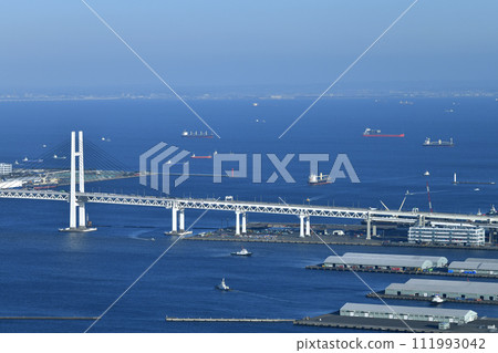 從橫濱一側看日本橫濱城市景觀 - 海上航行的油輪和維多利亞高速公路（從大黑碼頭出發） 111993042