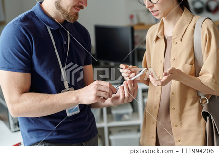Client describing technical problem Client describing technical problem 111994206