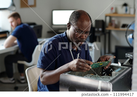 Experienced African American repairman 111994417