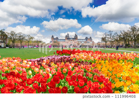 Rijksmuseum and Statue I am Amsterdam 111996408