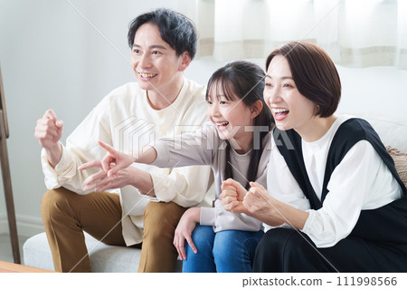 父母和孩子在客廳裡看電視 父母和孩子在客廳裡看電視 111998566